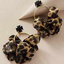 Cargar imagen en el visor de la galería, Leopard Print Petal Decor Earrings