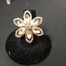 Load image into Gallery viewer, Flower bling ring